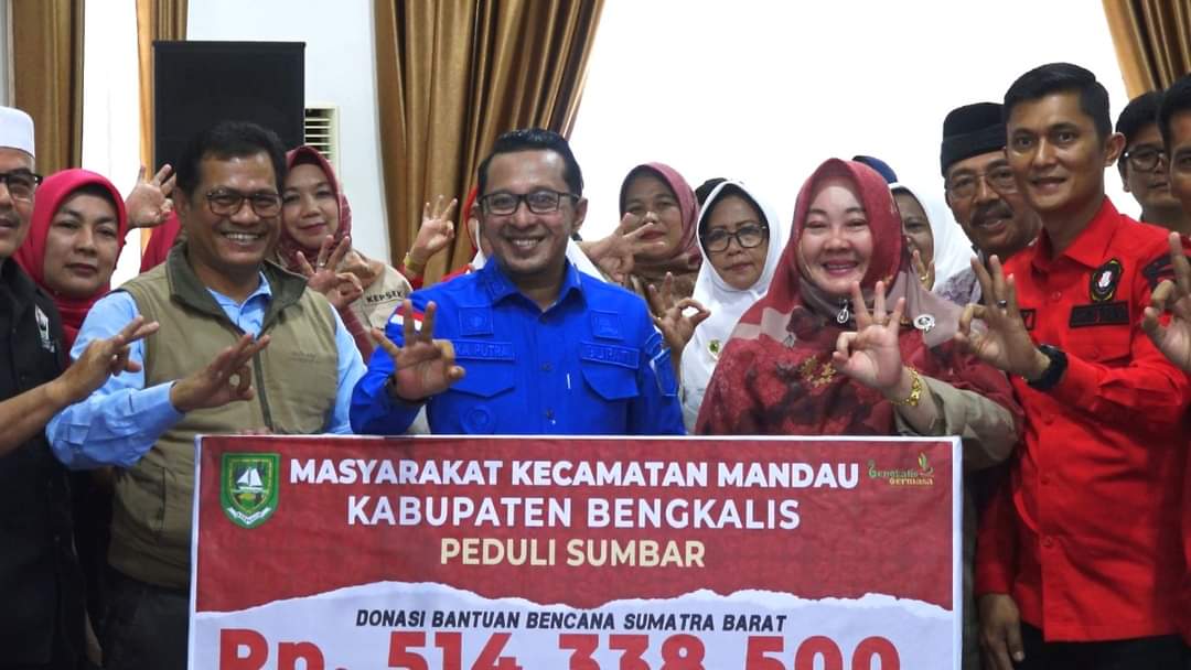  Bupati Eka Putra foto bersama rombongan dari Kabupaten Bengkalis. 